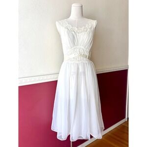 Vintage 1960s Vanity Fair White Nylon Tricot Lace Nightgown 32 Coquette Babydoll